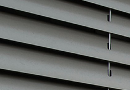 Ungebetene Blicke durchs Fenster oder unliebsame Sonnenstrahlen müssen nicht sein. Schließlich gibt es zu jedem Fenster passend den in Österreich produzierten Raffstore von VALETTA.  Sie sind die klassische Lösung von regelbaren außenliegenden Sonnenschut