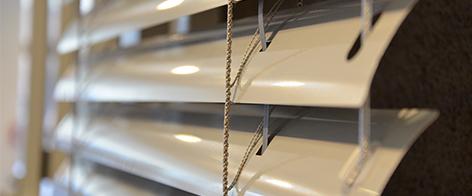 Ungebetene Blicke durchs Fenster oder unliebsame Sonnenstrahlen müssen nicht sein. Schließlich gibt es zu jedem Fenster passend den in Österreich produzierten Raffstore von VALETTA.  Sie sind die klassische Lösung von regelbaren außenliegenden Sonnenschut