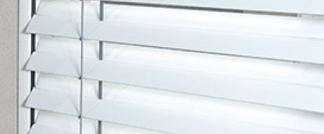 Ungebetene Blicke durchs Fenster oder unliebsame Sonnenstrahlen müssen nicht sein. Schließlich gibt es zu jedem Fenster passend den in Österreich produzierten Raffstore von VALETTA.  Sie sind die klassische Lösung von regelbaren außenliegenden Sonnenschut