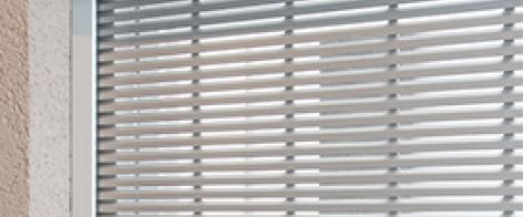 Das klare und einfache Aussehen das VALETTA Tageslichtrollladens ist das Ergebnis eines Gestaltungsprozesses, der erst stoppte, als man nichts mehr weglassen konnte. Die moderne Form des VALETTA Tageslichtrollladens gibt Sicherheit und Transparenz. Das fü
