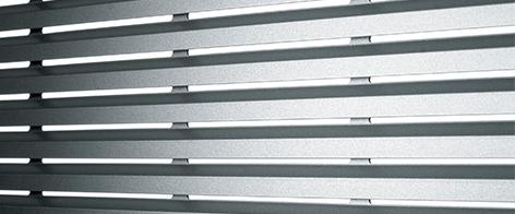 Das klare und einfache Aussehen das VALETTA Tageslichtrollladens ist das Ergebnis eines Gestaltungsprozesses, der erst stoppte, als man nichts mehr weglassen konnte. Die moderne Form des VALETTA Tageslichtrollladens gibt Sicherheit und Transparenz. Das fü