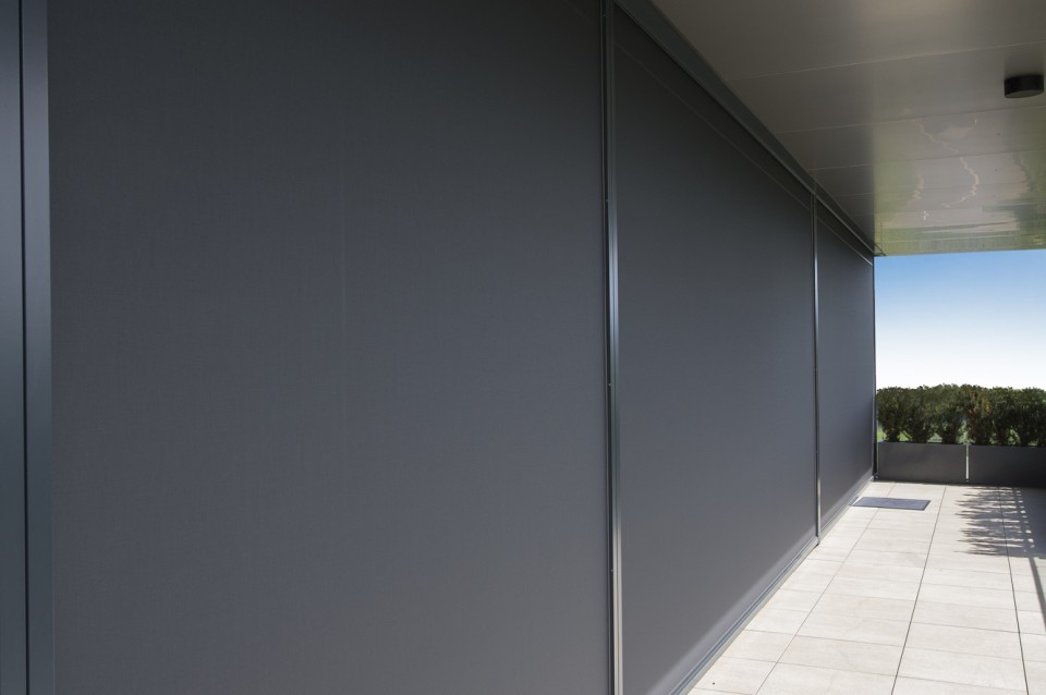 ZIP-SOLIDSCREEN, ZIP-SOLIDSCREEN XL, XL Beschattung, Beschattung Glasdach, beschattung für Terrassenüberdachung, beschattung gewächshaus, hella beschattung, beschattung pergola, pergola, sonnensegel, textile beschattung, beschattung motor