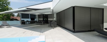 Terrasse, Österreich, VALETTA Sonnenschutztechnik, Sonnenschutz, RA93, Raffstore, mit Schienenführung, Sonne, außen, Markise, LUNA-Markise, Gelenksarmmarkise