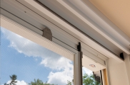 Insektenschutz, Insektenschutzmittel, Insektenschutz schiebetür, insektenschutz vorhang, insektenschutz dachfenster, insektenschutz plissee, insektenstiche, insektenschutzgitter, Lichtschachtabdeckung, Kellerschachtabdeckung, Balkon- und Terrassentüren, i