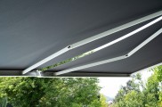 Markise, österreich, VALETTA Sonnenschutztechnik, Sonnenschutz, LUNA-Markise, Sonne, außen, Garten, Kassettenmarkise, Gelenkarmmarkise,schwarz