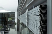 Terrasse, Österreich, VALETTA Sonnenschutztechnik, Sonnenschutz, RA93, Raffstore, mit Schienenführung, Sonne, außen