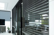 Terrasse, Österreich, VALETTA Sonnenschutztechnik, Sonnenschutz, RA93, Raffstore, mit Schienenführung, Sonne, außen