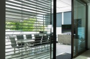 Jalousie, Terrasse, Österreich, VALETTA Sonnenschutztechnik, Sonnenschutz, RA93, Raffstore, mit Schienenführung, Sonne, außen