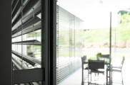 Terrasse, Österreich, VALETTA Sonnenschutztechnik, Sonnenschutz, RA93, Raffstore, mit Schienenführung, Sonne, außen