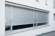 Rollladen Systeme, vorbaurollladen, rollladen konfiguartor, rolladenmotor, rollladenpanzer, rollladen preise, rollladen preisvergleich, rollladen hersteller, unterputz rollladen, unterputz vorbaurollladen, funkbedienung rollladen, passives kühlen mit roll