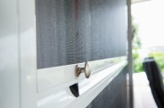 Insektenschutz, Insektenschutzmittel, Insektenschutz schiebetür, insektenschutz vorhang, insektenschutz dachfenster, insektenschutz plissee, insektenstiche, insektenschutzgitter, Lichtschachtabdeckung, Kellerschachtabdeckung, Balkon- und Terrassentüren