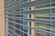 Raffstore preise, raffstore hella, raffstore warema, raffstore außen, raffstore kosten, raffstore steuerung, raffstore preisvergleich, raffstore, raffrollo, jalousien und raffstore, moderne fassade, wohnhäuser, lamellen, sonnenschutz, tageslicht