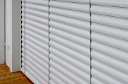 Raffstore preise, raffstore hella, raffstore warema, raffstore außen, raffstore kosten, raffstore steuerung, raffstore preisvergleich, raffstore, raffrollo, jalousien und raffstore, moderne fassade, wohnhäuser, lamellen, sonnenschutz, tageslicht