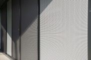 Insektenschutz, Insektenschutzmittel, Insektenschutz schiebetür, insektenschutz vorhang, insektenschutz dachfenster, insektenschutz plissee, insektenstiche, insektenschutzgitter, Lichtschachtabdeckung, Kellerschachtabdeckung, Balkon- und Terrassentüren