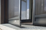 Insektenschutz, Insektenschutzmittel, Insektenschutz schiebetür, insektenschutz vorhang, insektenschutz dachfenster, insektenschutz plissee, insektenstiche, insektenschutzgitter, Lichtschachtabdeckung, Kellerschachtabdeckung, Balkon- und Terrassentüren
