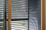 Insektenschutz, Insektenschutzmittel, Insektenschutz schiebetür, insektenschutz vorhang, insektenschutz dachfenster, insektenschutz plissee, insektenstiche, insektenschutzgitter, Lichtschachtabdeckung, Kellerschachtabdeckung, Balkon- und Terrassentüren