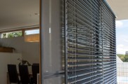 Raffstore preise, raffstore hella, raffstore warema, raffstore außen, raffstore kosten, raffstore steuerung, raffstore preisvergleich, raffstore, raffrollo, jalousien und raffstore, moderne fassade, wohnhäuser, flexibler sonnenschutz, tageslicht