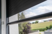 Insektenschutz, Insektenschutzmittel, Insektenschutz schiebetür, insektenschutz vorhang, insektenschutz dachfenster, insektenschutz plissee, insektenstiche, insektenschutzgitter, Lichtschachtabdeckung, Kellerschachtabdeckung, Balkon- und Terrassentüren