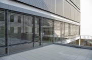 Raffstore preise, raffstore hella, raffstore warema, raffstore außen, raffstore kosten, raffstore steuerung, raffstore preisvergleich, raffstore, raffrollo, jalousien und raffstore, moderne fassade, wohnhäuser, flexibler sonnenschutz, tageslicht