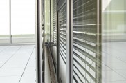 Raffstore preise, raffstore hella, raffstore warema, raffstore außen, raffstore kosten, raffstore steuerung, raffstore preisvergleich, raffstore, raffrollo, jalousien und raffstore, moderne fassade, wohnhäuser, flexibler sonnenschutz, tageslicht
