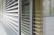 Raffstore preise, raffstore hella, raffstore warema, raffstore außen, raffstore kosten, raffstore steuerung, raffstore preisvergleich, raffstore, raffrollo, jalousien und raffstore, moderne fassade, wohnhäuser, flexibler sonnenschutz, tageslicht