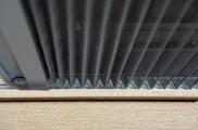 Insektenschutz, Insektenschutzmittel, Insektenschutz schiebetür, insektenschutz vorhang, insektenschutz dachfenster, insektenschutz plissee, insektenstiche, insektenschutzgitter, Lichtschachtabdeckung, Kellerschachtabdeckung, Balkon- und Terrassentüren