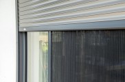 Insektenschutz, Insektenschutzmittel, Insektenschutz schiebetür, insektenschutz vorhang, insektenschutz dachfenster, insektenschutz plissee, insektenstiche, insektenschutzgitter, Lichtschachtabdeckung, Kellerschachtabdeckung, Balkon- und Terrassentüren
