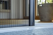 Insektenschutz, Insektenschutzmittel, Insektenschutz schiebetür, insektenschutz vorhang, insektenschutz dachfenster, insektenschutz plissee, insektenstiche, insektenschutzgitter, Lichtschachtabdeckung, Kellerschachtabdeckung, Balkon- und Terrassentüren